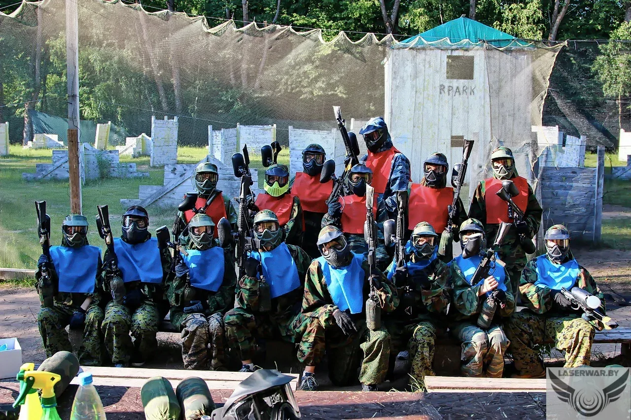 Счастливые участники после игры в пейнтбол