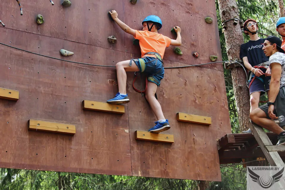 Детская команда готовится к подъему на скалодром в R-парке