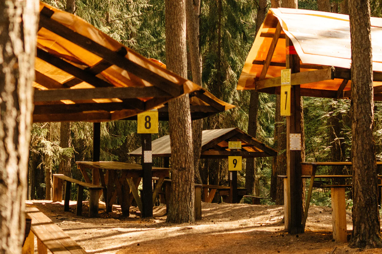 Открытый навес с мангалом для аренды в R-парке