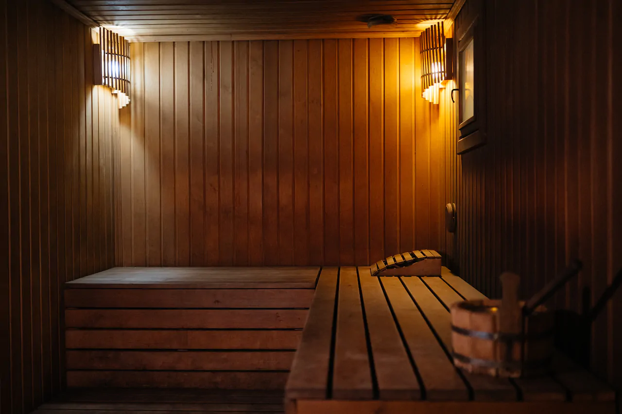 Баня с парилкой и террасой в R-парке