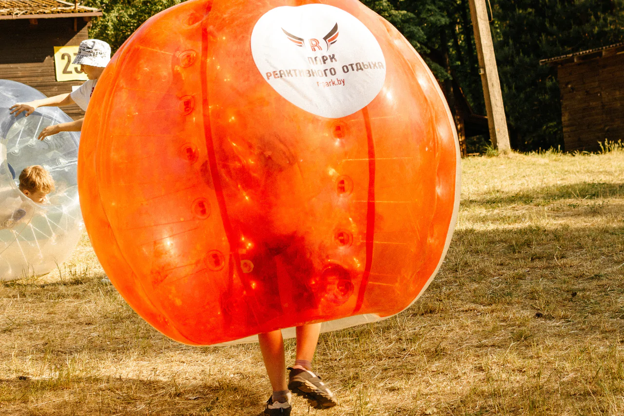 Бампербол в R-парке — дети в надувных шарах