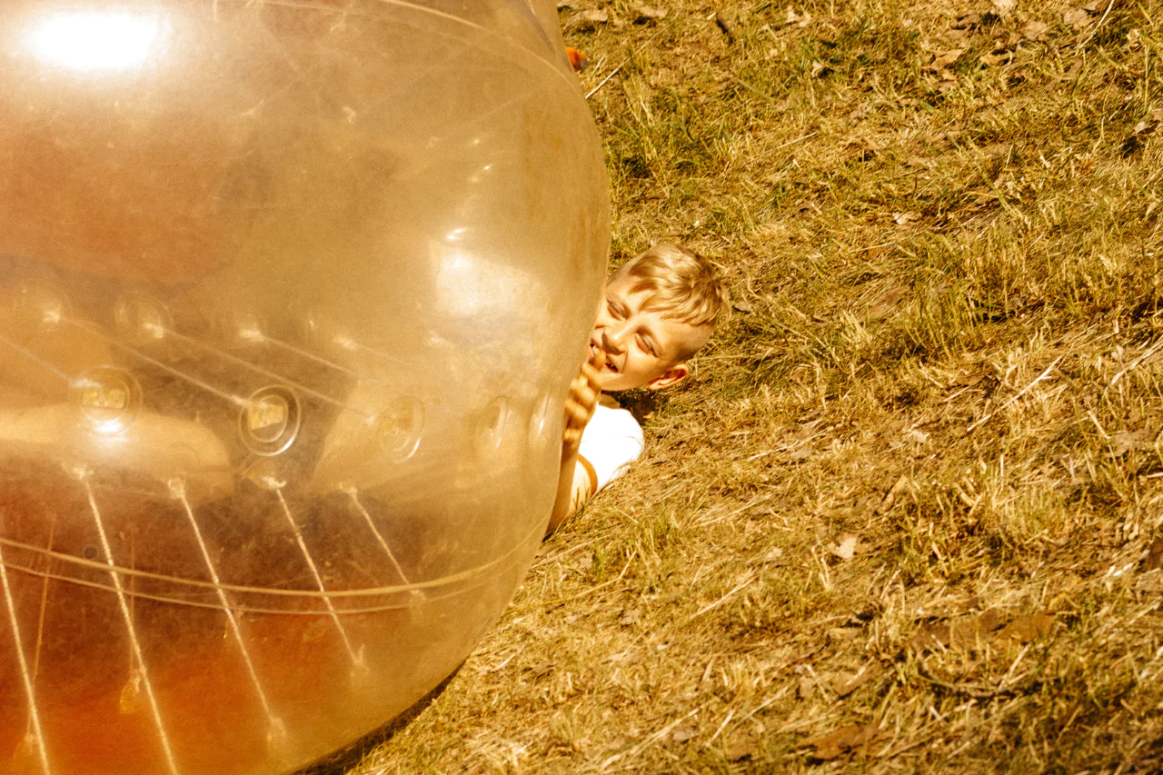 Весёлая игра в бампербол на свежем воздухе