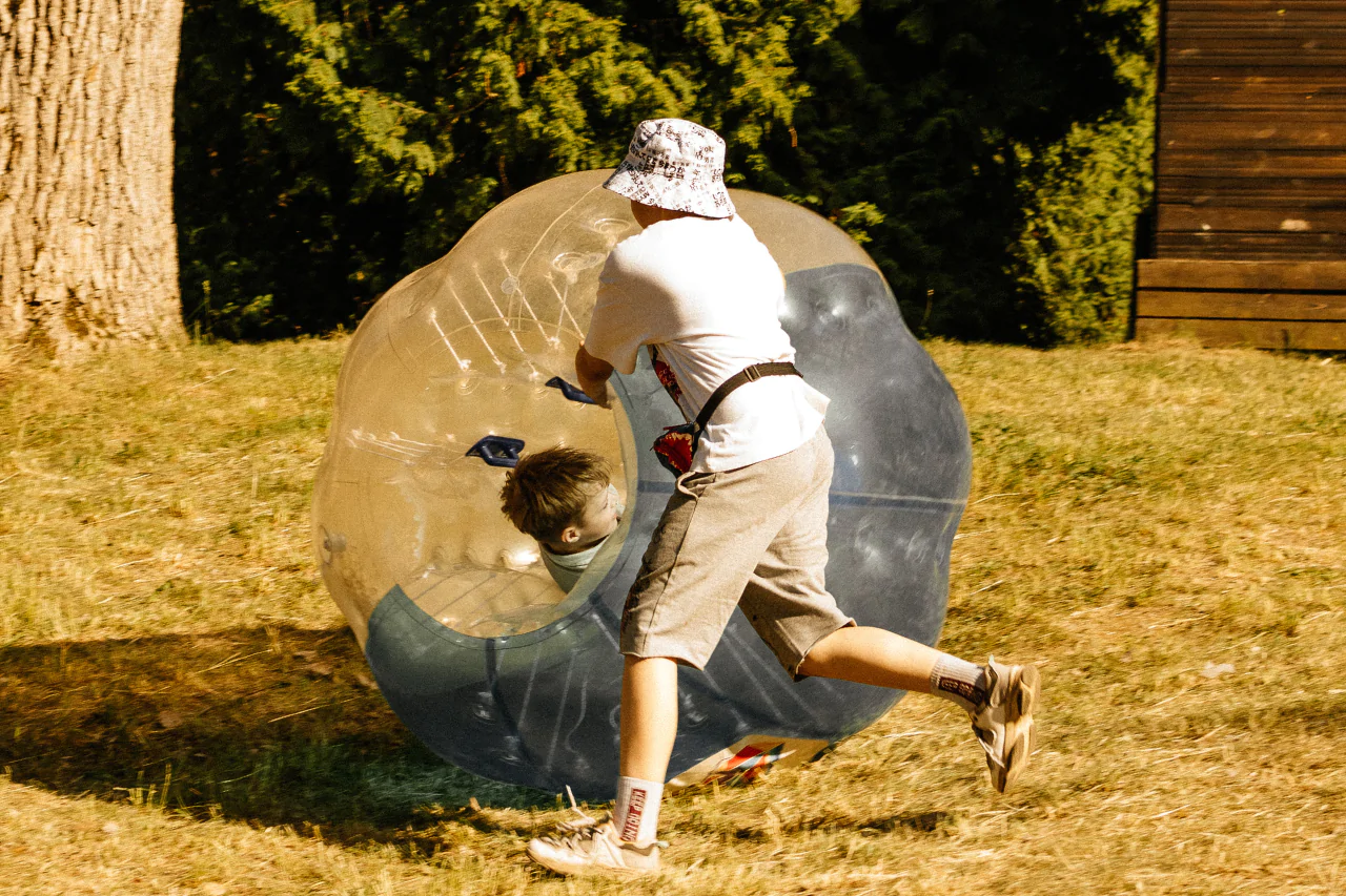 Участники в шарах сталкиваются в бамперболе