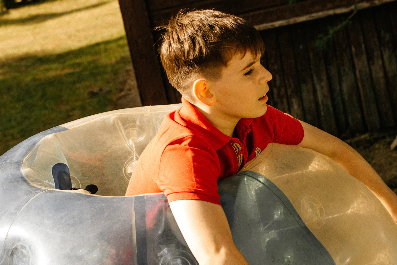 Семейный праздник с игрой в бампербол на природе