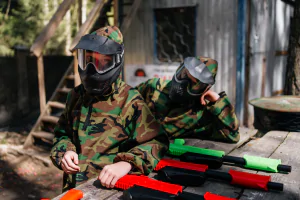 Дети играют в кидбол на природе в R-парке