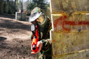 Дети играют в кидбол на природе в R-парке