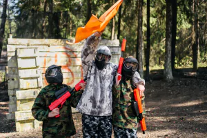 Весёлые эмоции детей после игры в детский пейнтбол