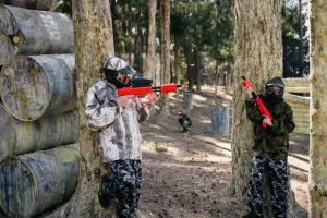 Группа детей в защитной экипировке на площадке для кидбола
