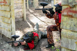 Командная игра в пейнтбол с маркерами и защитной экипировкой