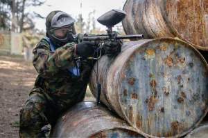 Празднование дня рождения с пейнтболом на природе