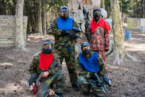 Пейнтболисты в форме, готовые к началу игры