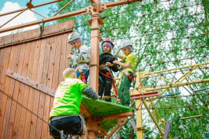 Безопасное снаряжение и страховка в веревочном городке