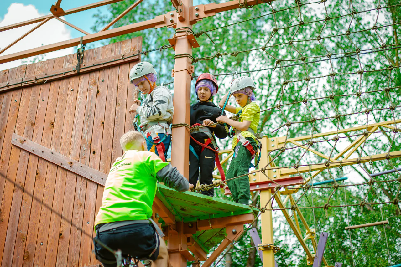 Безопасное снаряжение и страховка в веревочном городке