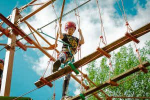 Вид на трассы разной сложности в верёвочном парке Минска