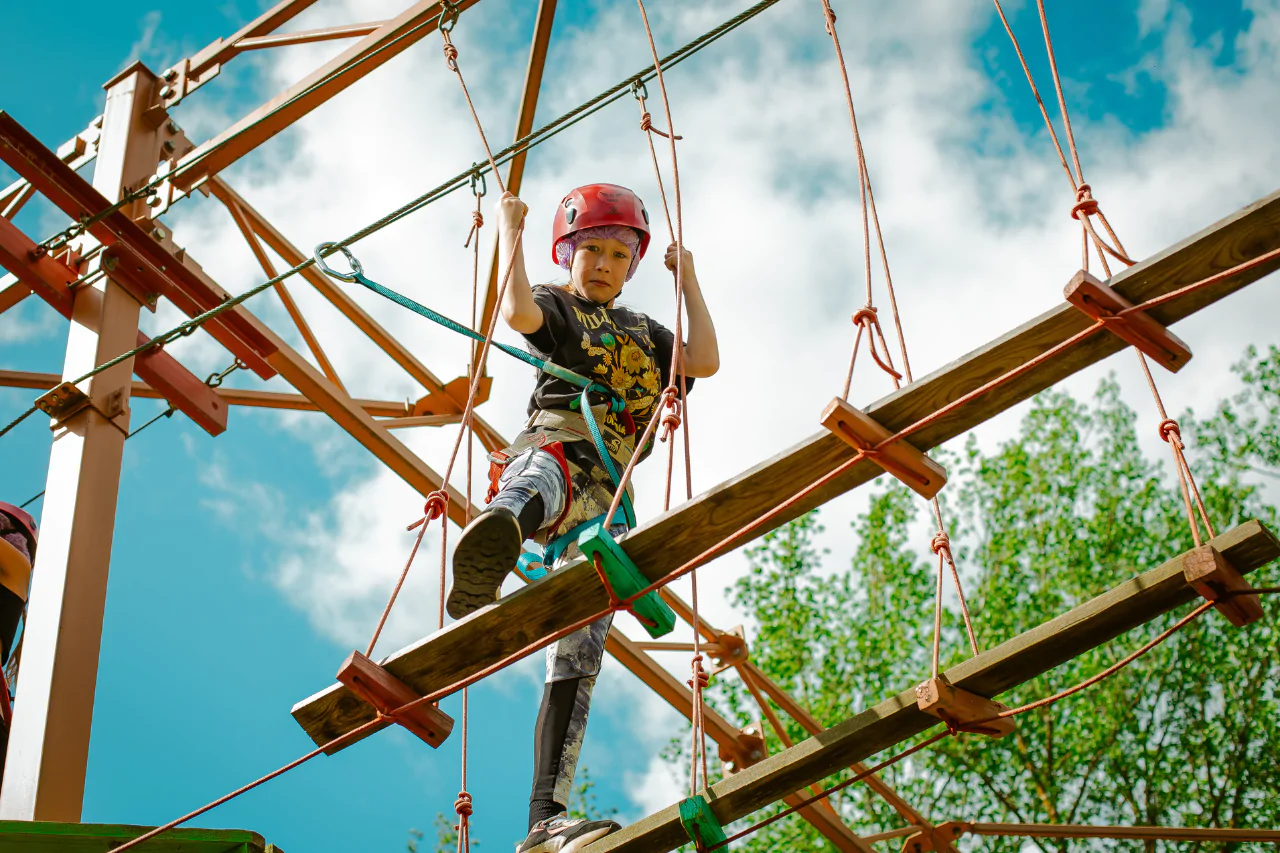 Вид на трассы разной сложности в верёвочном парке Минска