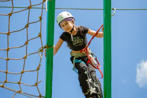 Ребёнок проходит трассу верёвочного парка в R-парке, Минск